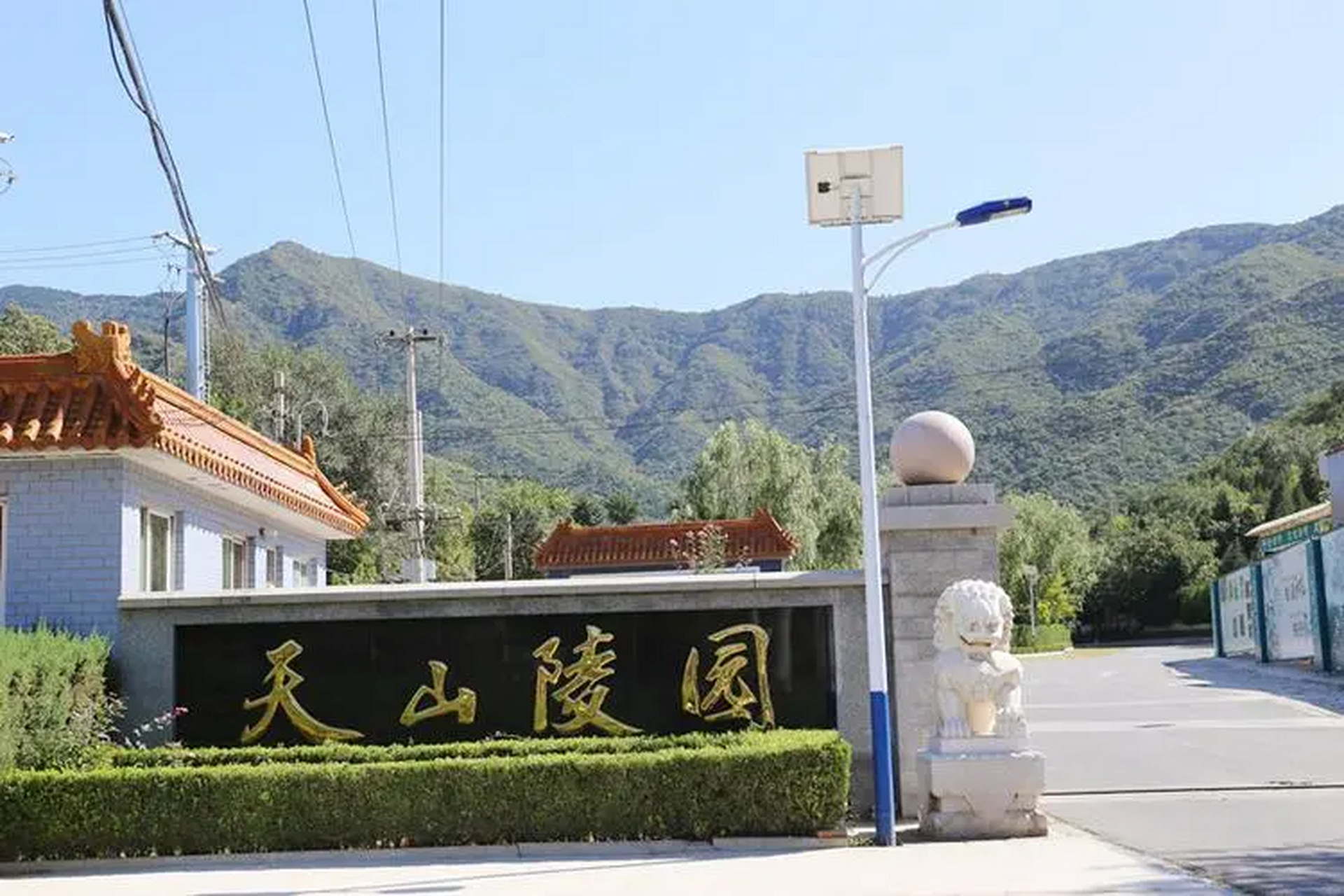 除了名气比较大的万佛华侨陵园之外,在门头沟,还有一个知名陵园,这就