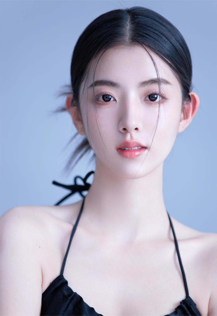 何子怡 ,在《游戏女友驾到》中饰演姜语嫣,纯欲风满满,这不就是男生心