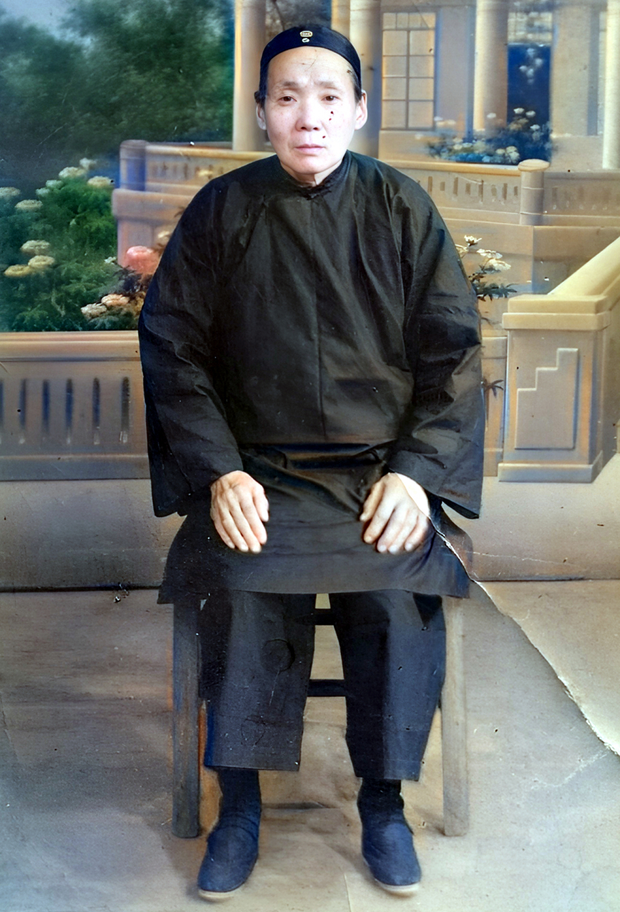 老太太虽已是古稀之年,但从她的面貌看,她年轻时的颜值一定很高.