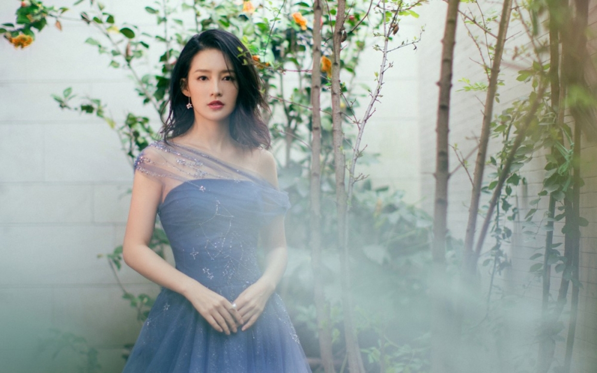 优雅女人李沁齐胸礼服写真集