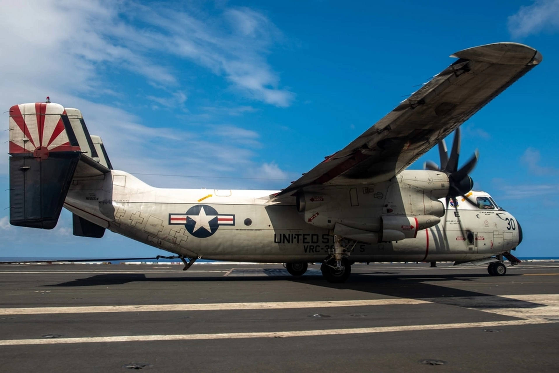 美国海军舰队后勤中队(vrc)的一架c-2a灰狗舰载运输机降落在罗纳德