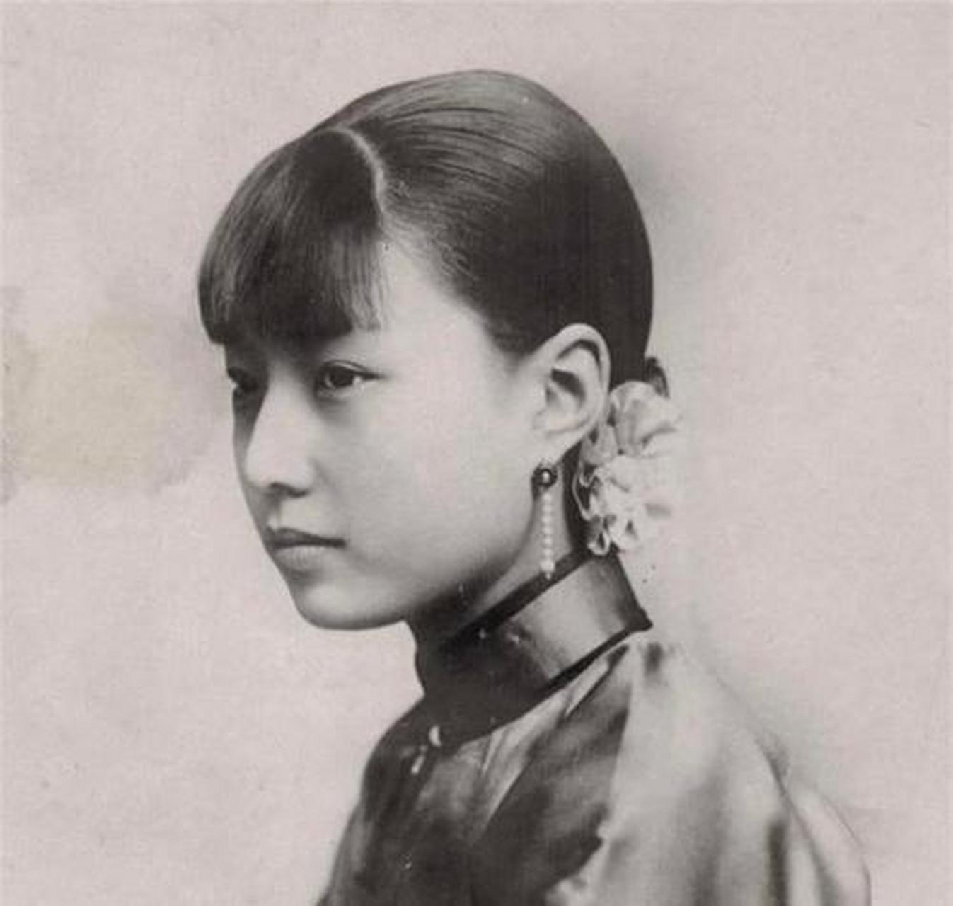 1956年,梅兰芳想与孟小冬重归于好,但孟小冬回答:"我的丈夫是杜月笙