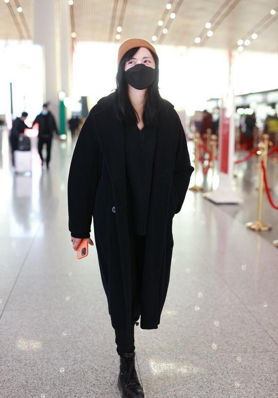 姚晨机场街拍 牛仔连体裤 渔夫帽 小白鞋率性十足.