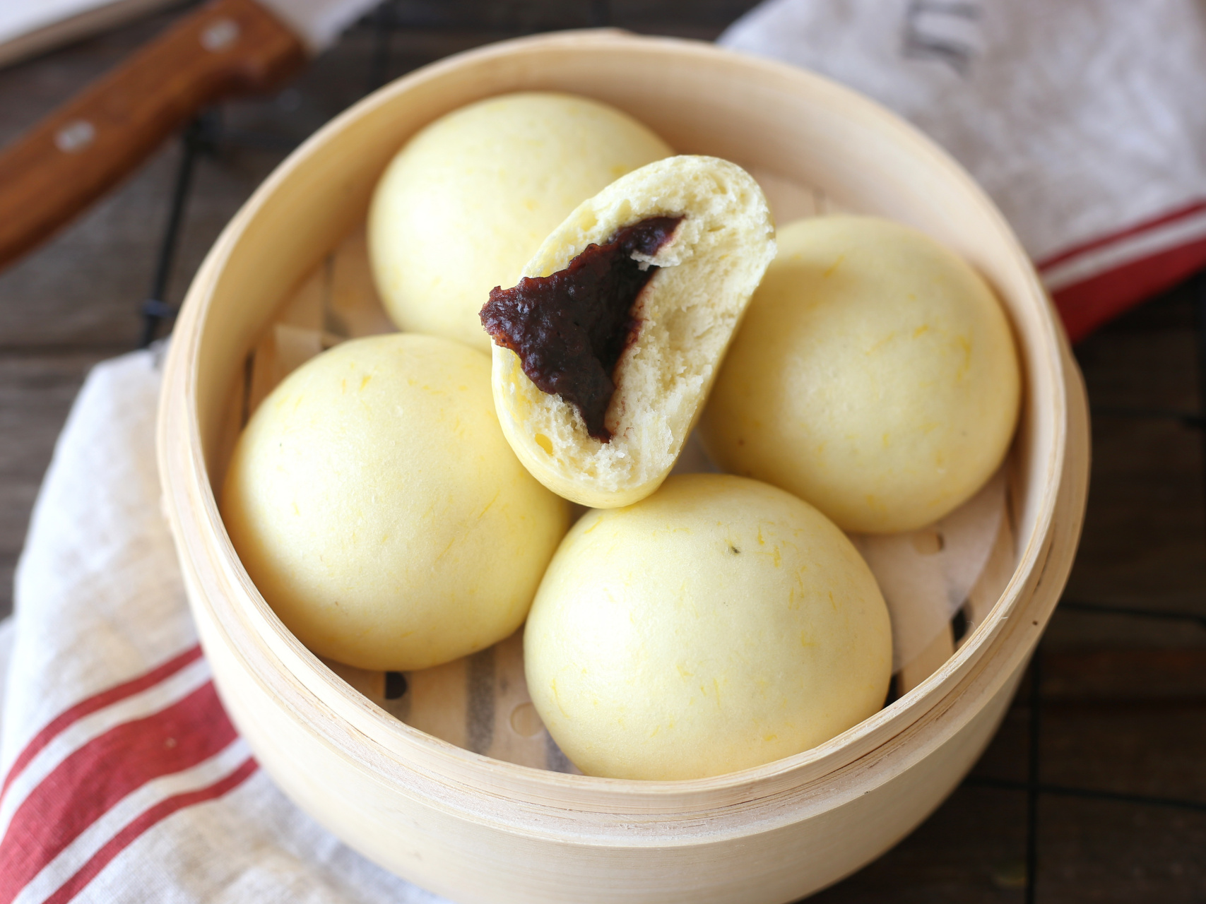南瓜豆沙包 用南瓜泥揉面,做出来的面食更加柔软,配上香甜的豆沙馅