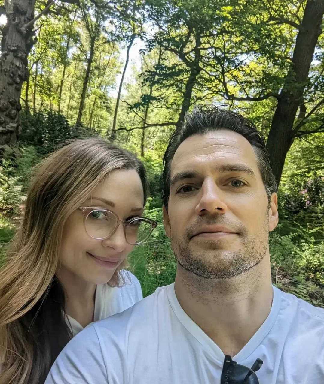 "大超"亨利·卡维尔晒出和女友natalie viscuso的新合影,两人貌似在