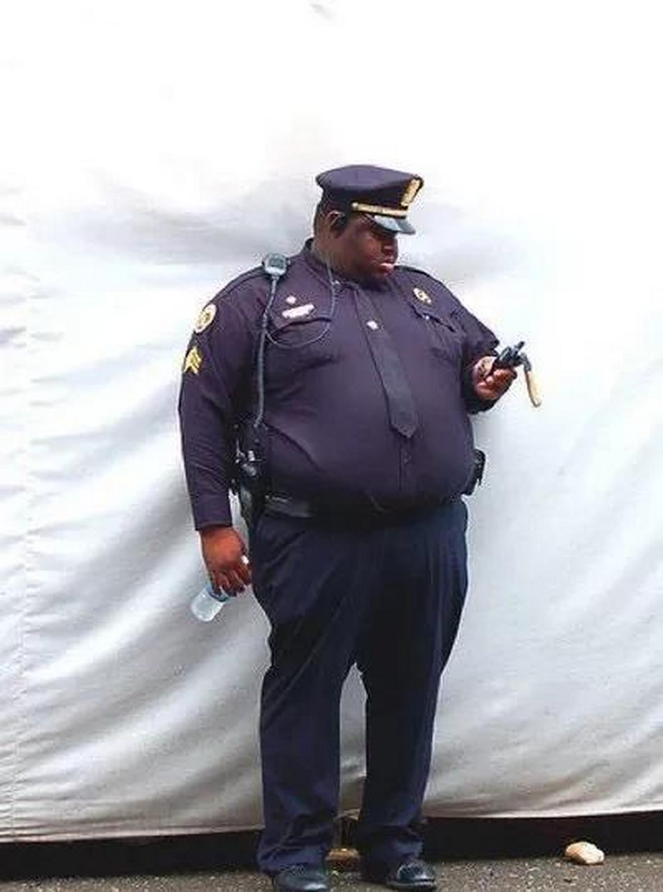 旧金山街头旁的美国黑人警察.