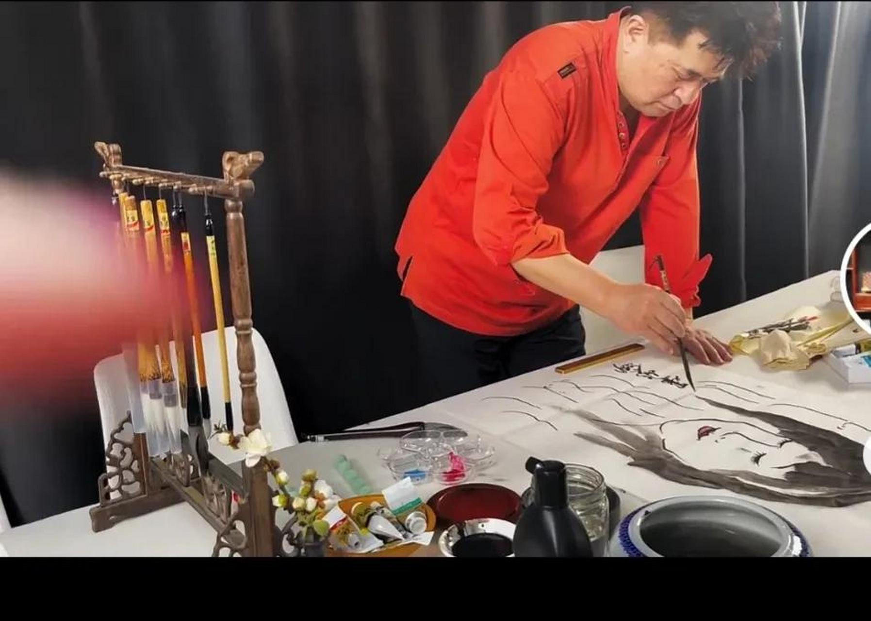 百家号星火计划# 毕福剑,在新节目中现场作画,画了一个害羞的美女图