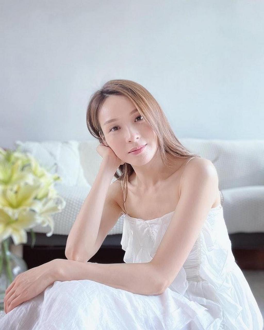 40岁李佳芯生图曝光,女神食茶记姿态优雅!