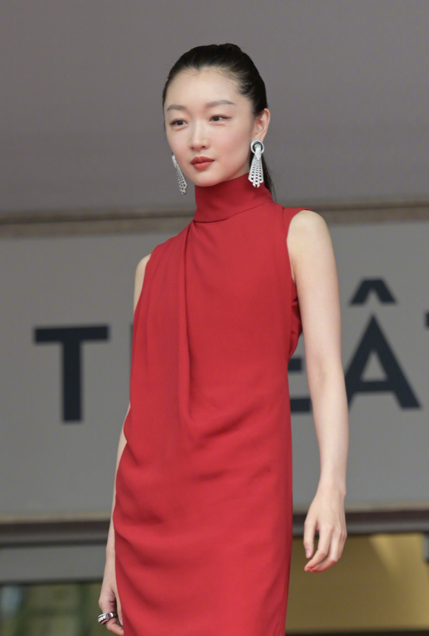 周冬雨大红礼服亮相戛纳电影节《燃冬》首映,周冬雨身着红色无袖