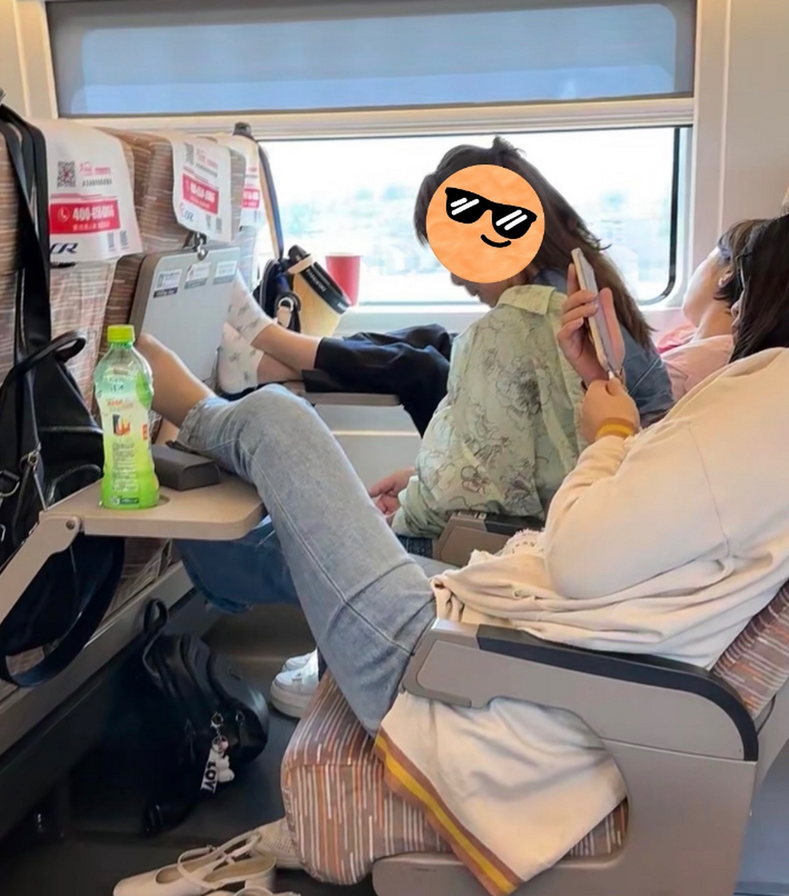 高铁上最让人反感的行为,脱鞋还把脚放在小桌板上.#社会百态