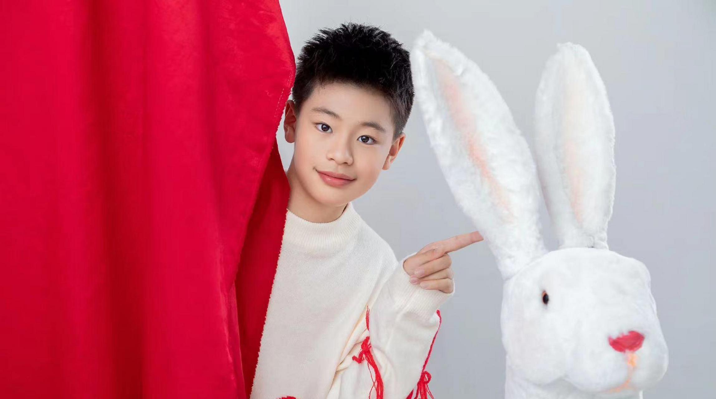 4月18日,有网友晒出一组照片,曝光蔡国庆为儿子庆生的画面,12岁庆庆