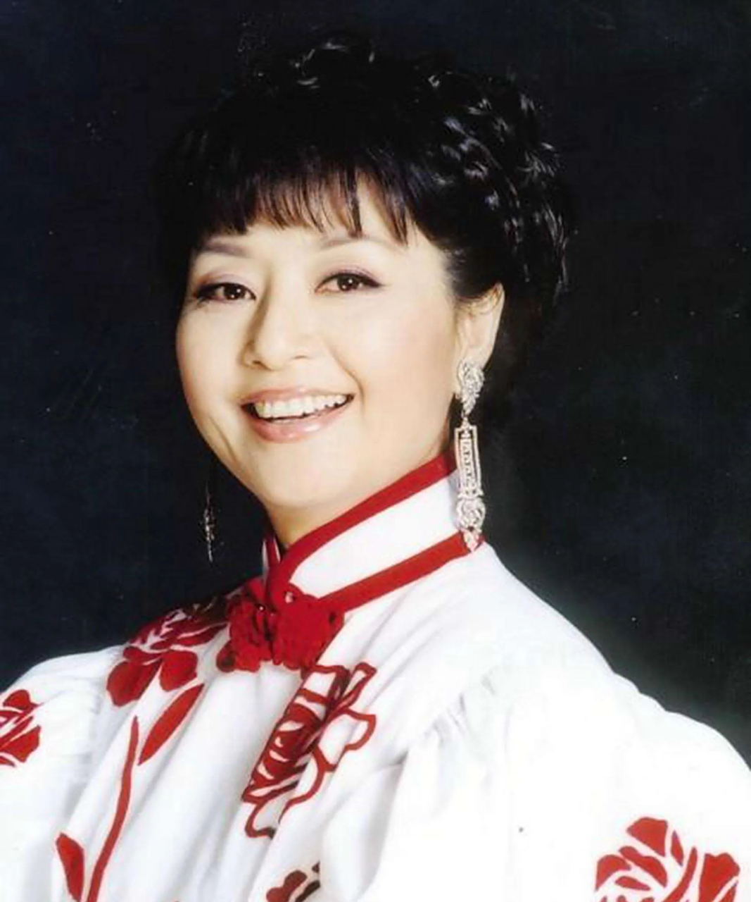 1987年,31岁的殷秀梅与歌唱家程志结婚,婚礼当天殷秀梅却说:"今天把