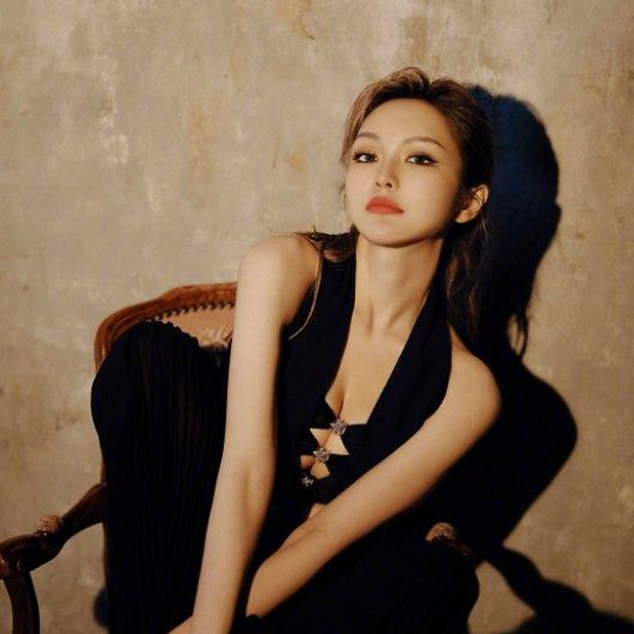 周扬青首登《男人装》,造型妩媚性感,受访时自曝曾遭校园霸凌 《男人