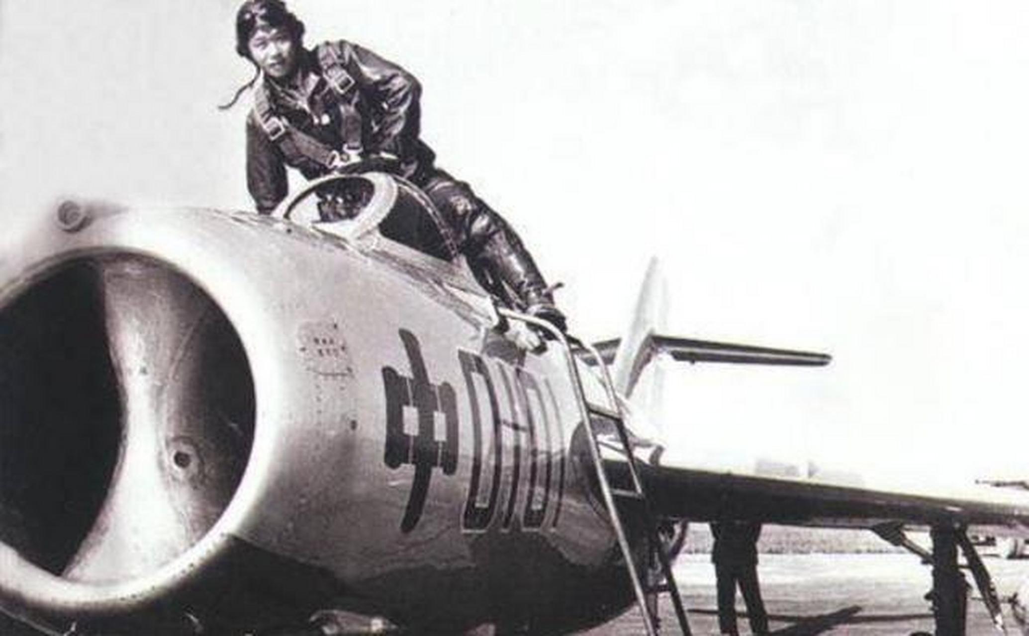 1951年10月,飞行员华龙毅在战场上受伤,正靠在一块石头上休息,突然