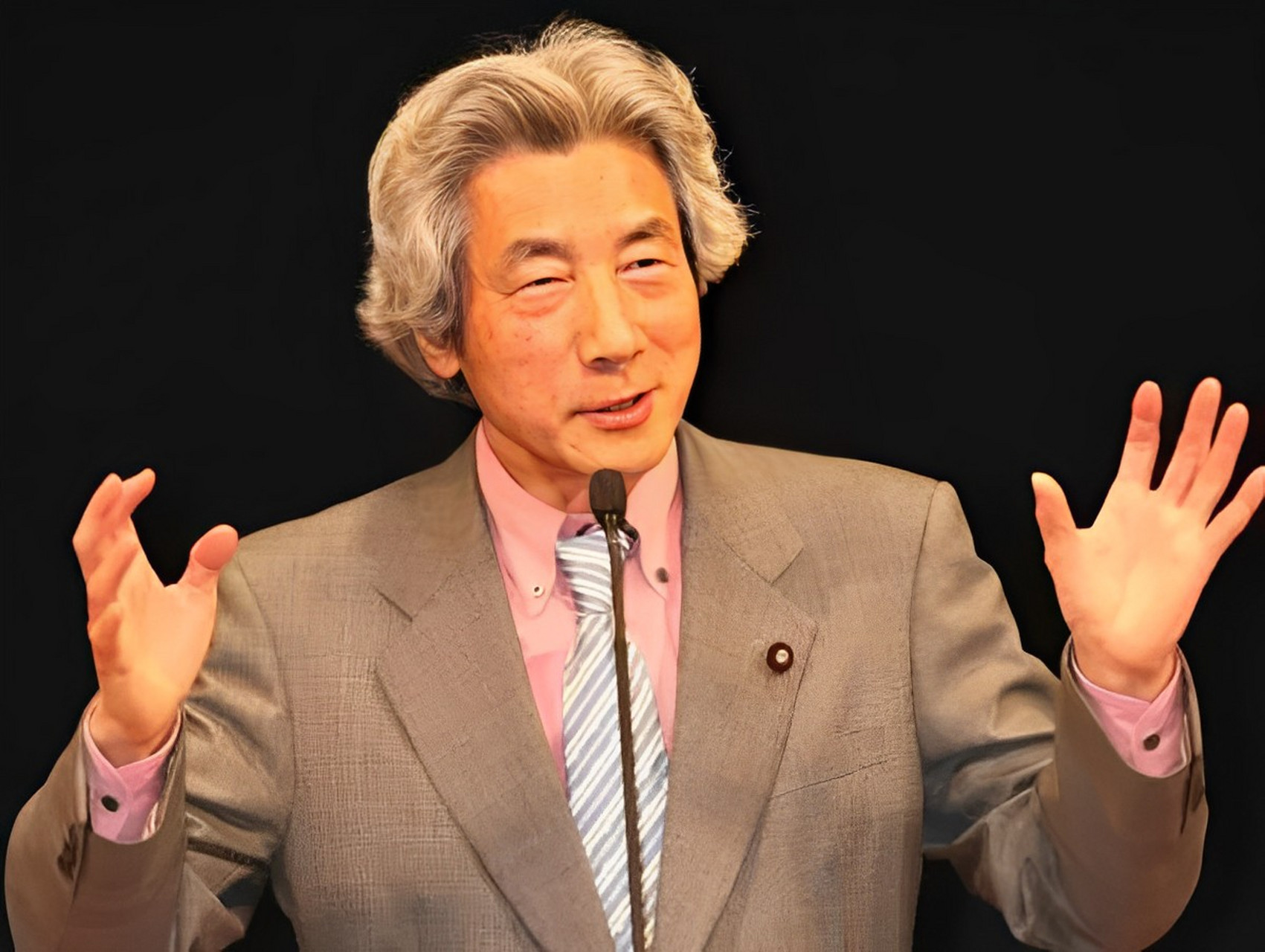 2001年,日本首相小泉纯一郎访华时参观抗日纪念馆,留下了忠恕字样.