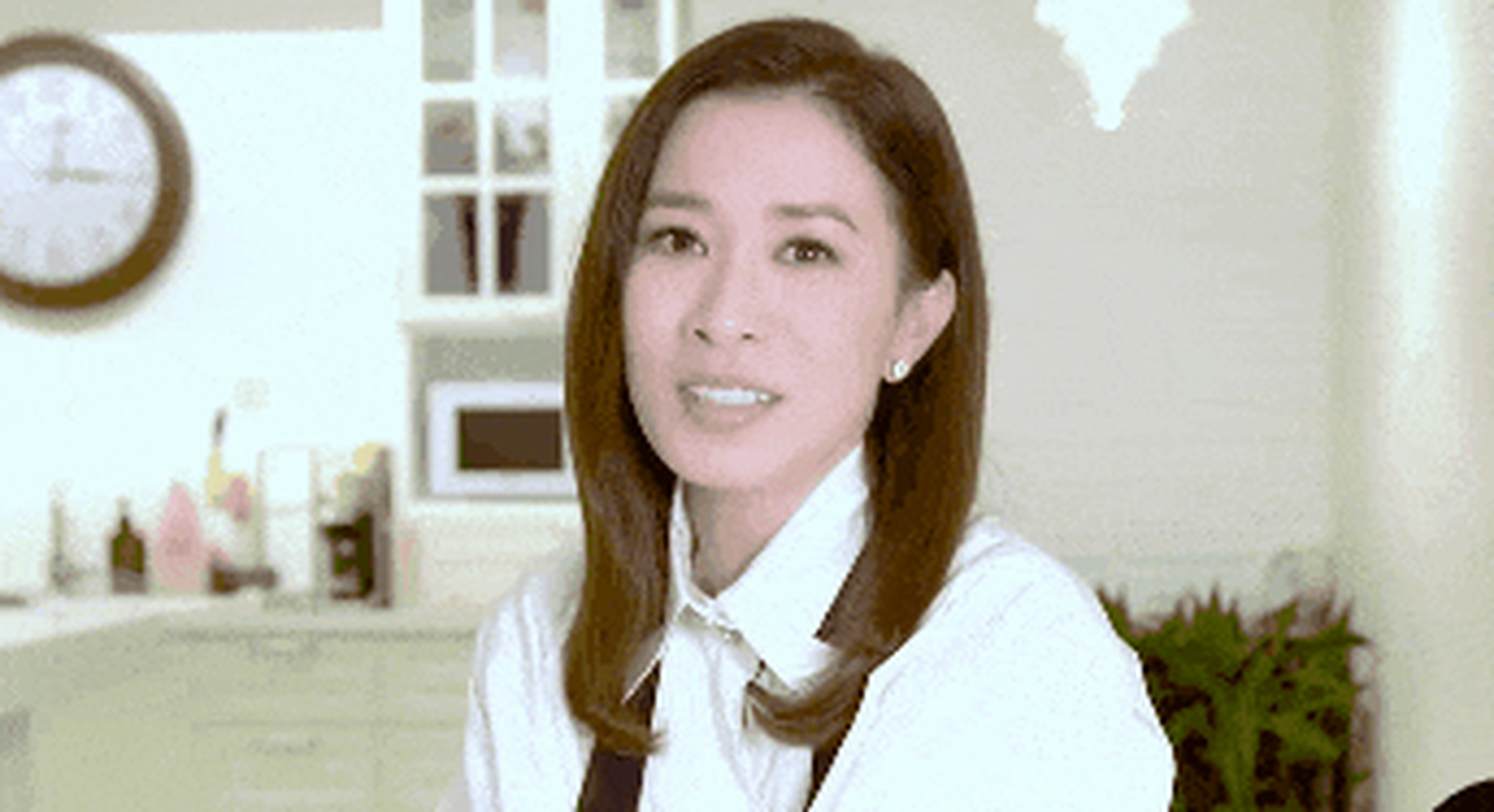 佘诗曼1998年出演个人首部电视剧《明天不一样》.