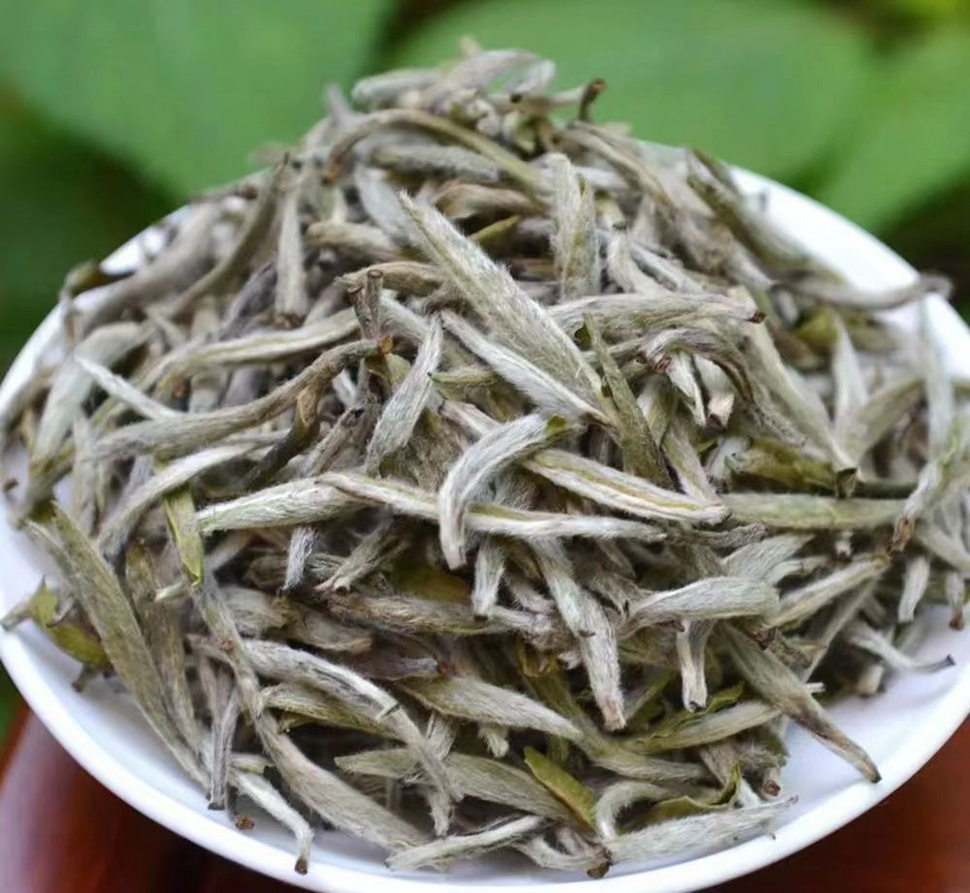 白茶被称为茶中珍品,具有轻度发酵,茶性清凉,清淡滋味,富含茶多糖等