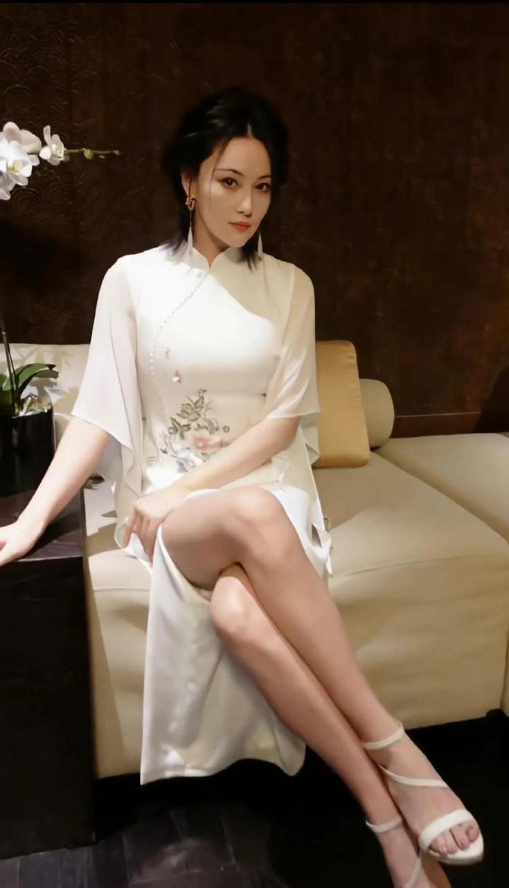 张馨予这身珠光白丝绸旗袍柔美动人,温柔似水,东方的优雅韵味,女人味