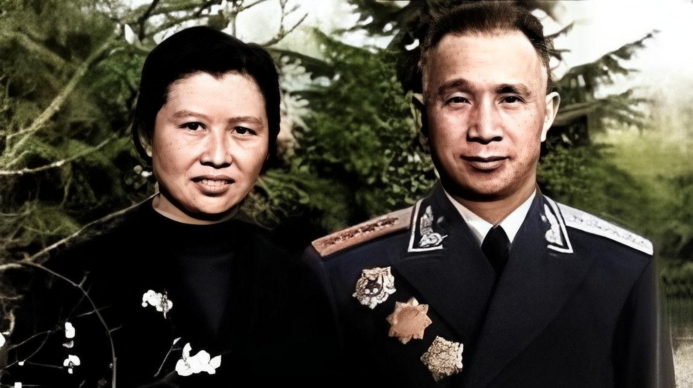 当时,上海解放后,粟裕·将军带着妻子去了繁华的上海街头逛街山山.