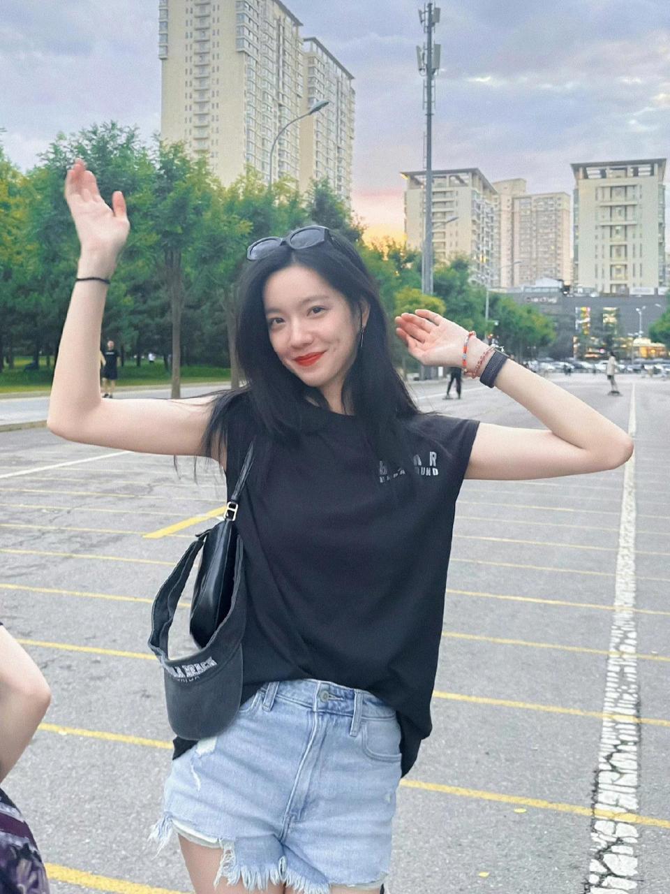 庄达菲最新穿搭上身的背心才几十块 黑色无袖背心牛仔裤,美式休闲