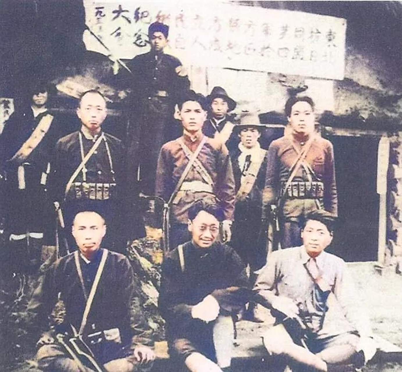 在1936年,一张珍贵的集体照片记录了东北抗联第四军的军长李延禄以及