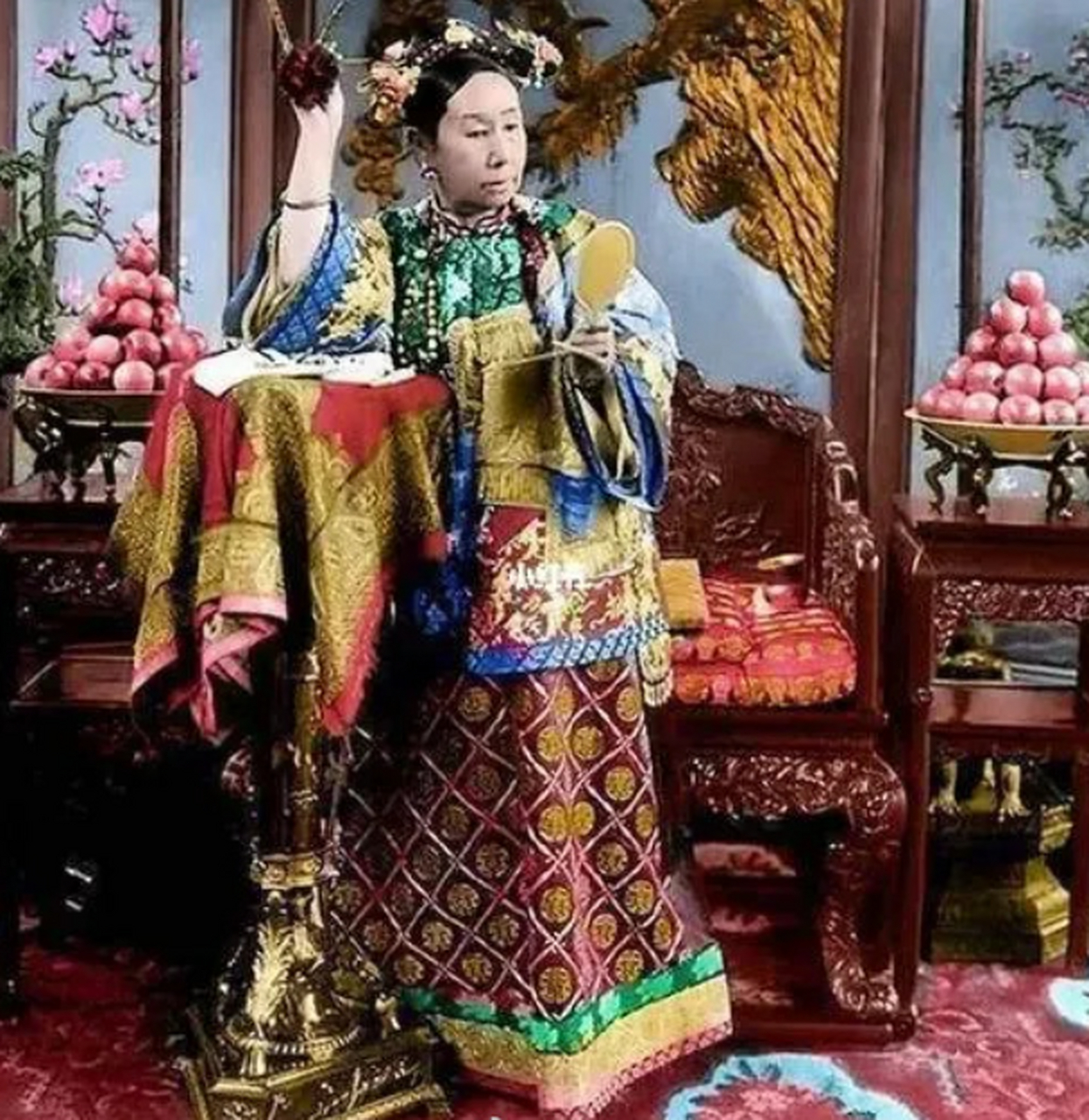 1888年,53岁的慈禧爱上了20岁的侍卫那尔苏,当晚就将他招进寝宫.