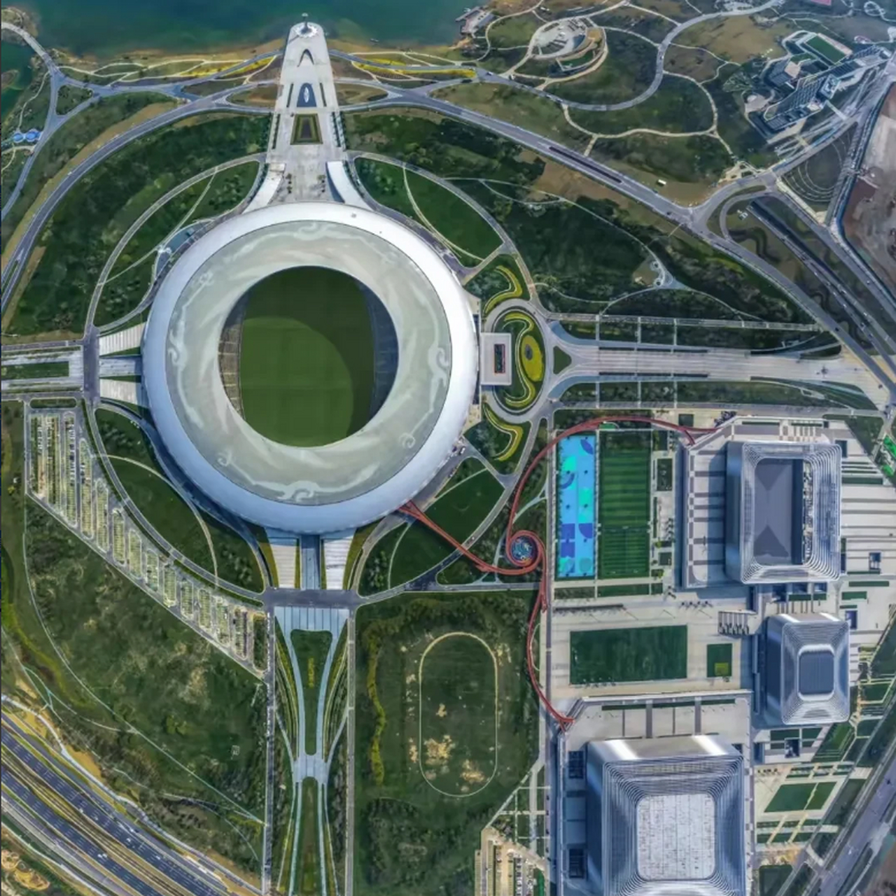 俯瞰东安湖体育公园中4万座的大型甲级体育场,呈飞碟形态,屋面有44.