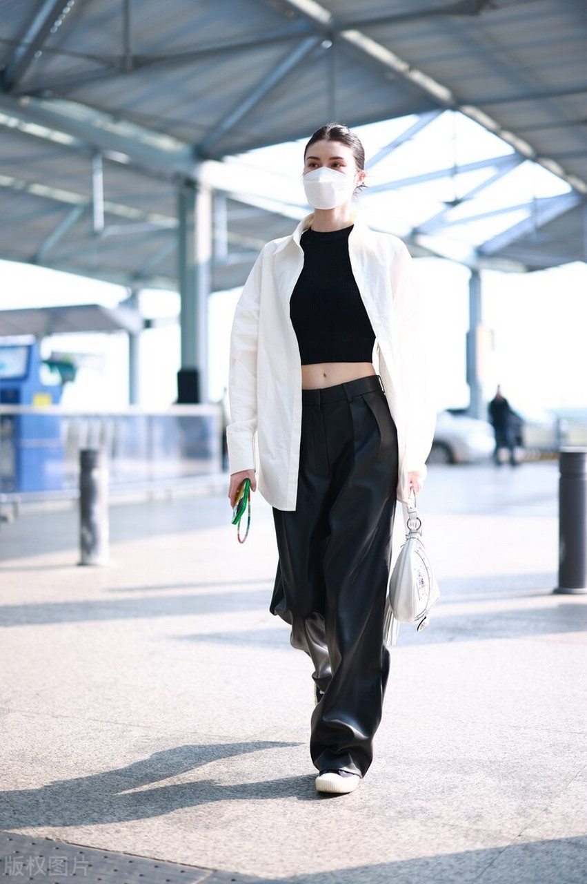 何穗机场街拍,白色衬衫搭配黑色croptop,西装裤简约高级!