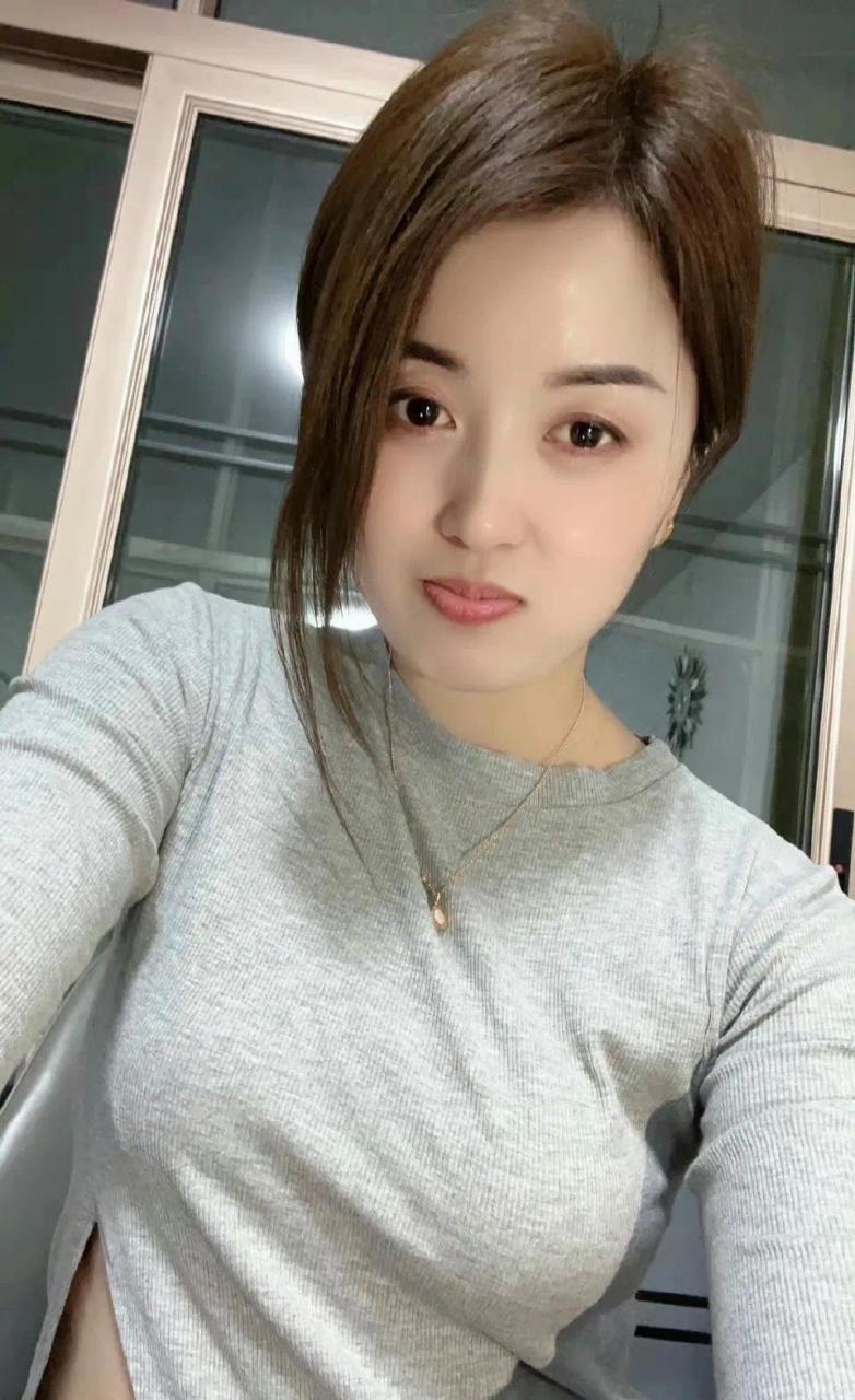 成熟女人魅力无限,她们体态风韵笑容亲切且富有知性,一瞥一笑魅力四射