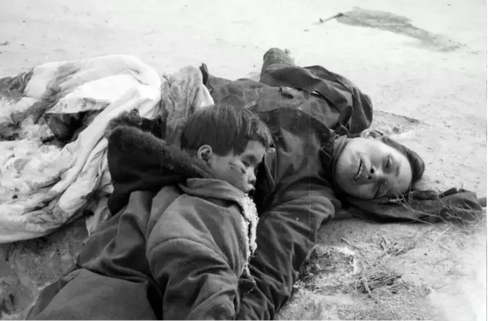 这是1951年,朝鲜战争时期,一张令人心碎的照片,镜头