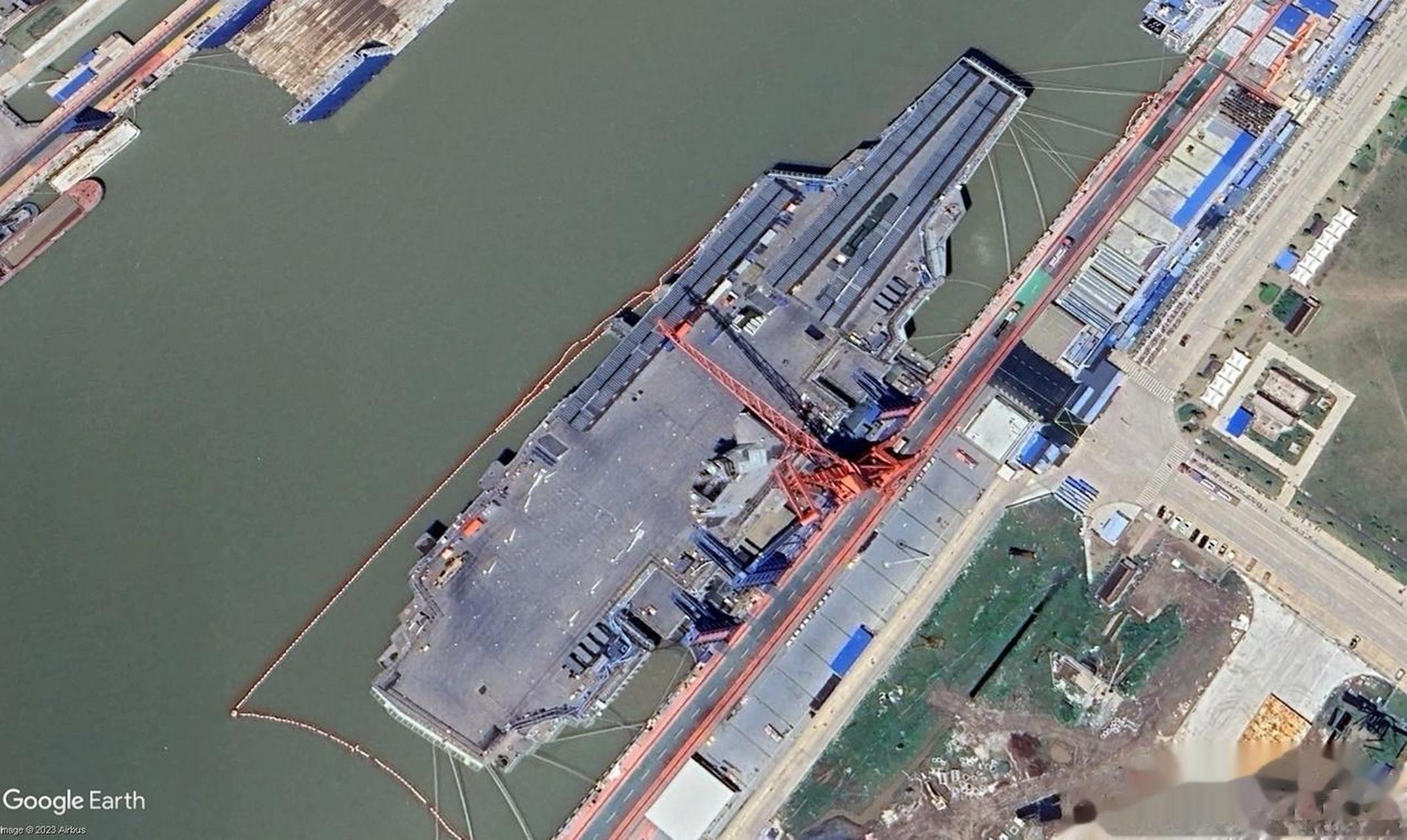 "谷歌地球"更新了5月28日的003航母"福建舰"的卫星图像,可以看到虽然