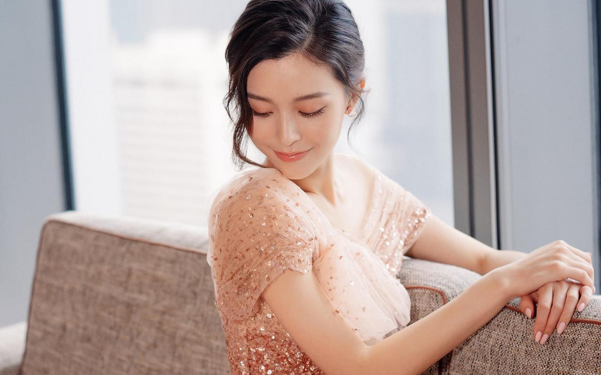 文咏珊这位女星也是一位漂亮,且身材极好的女星,早年的时候她是从平面