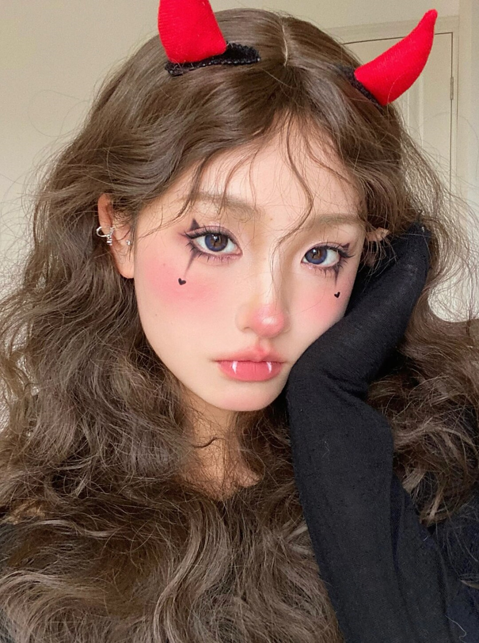 万圣节小恶魔妆  这个妆容非常简单易学,即使是化妆新手也能轻松掌握.