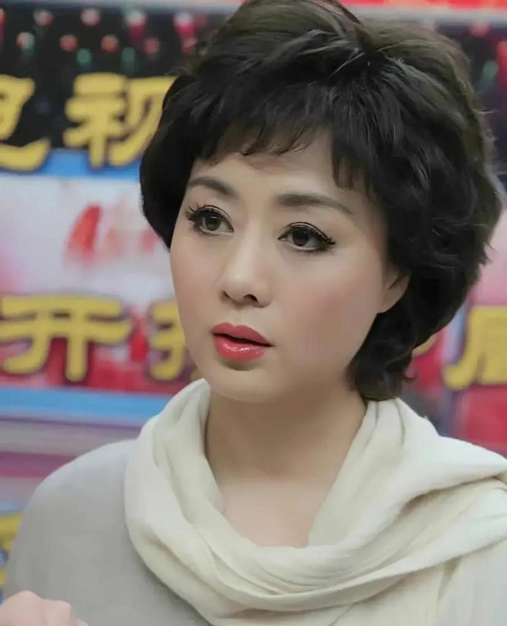 56岁的李胜素私服端庄大方,穿着得体,优雅知性!