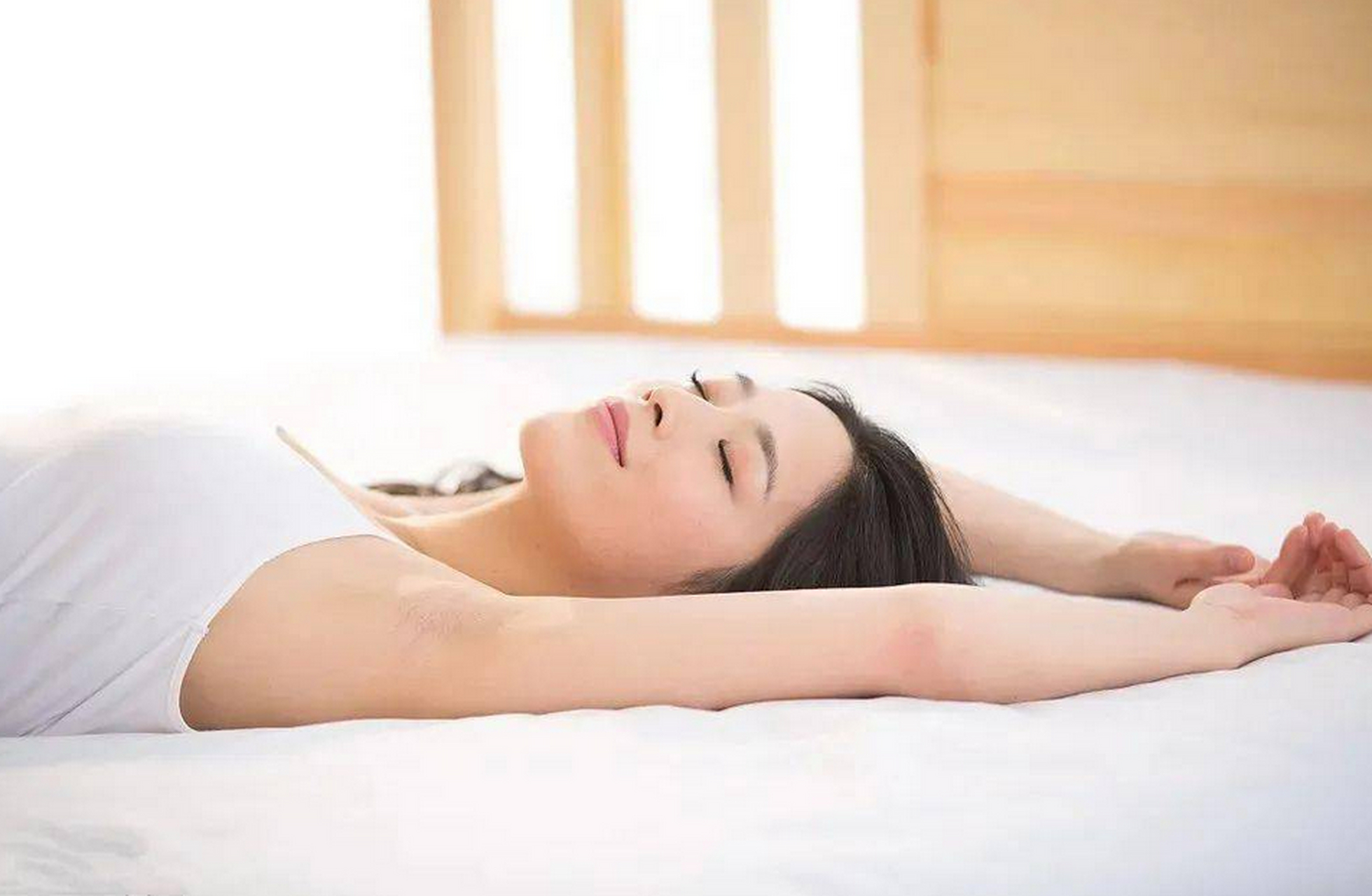 以下是可能的原因:  一,睡眠习惯:不同人有不同的睡姿,当把双手举过