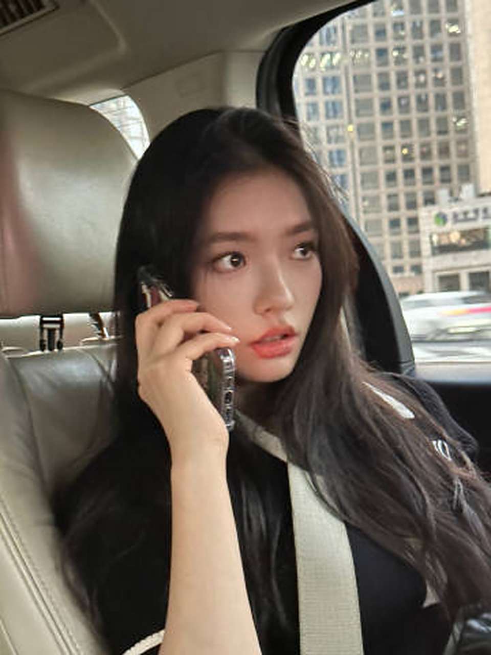 林允儿发生活照,打电话,打哈欠,笔芯 张张都很接地气儿