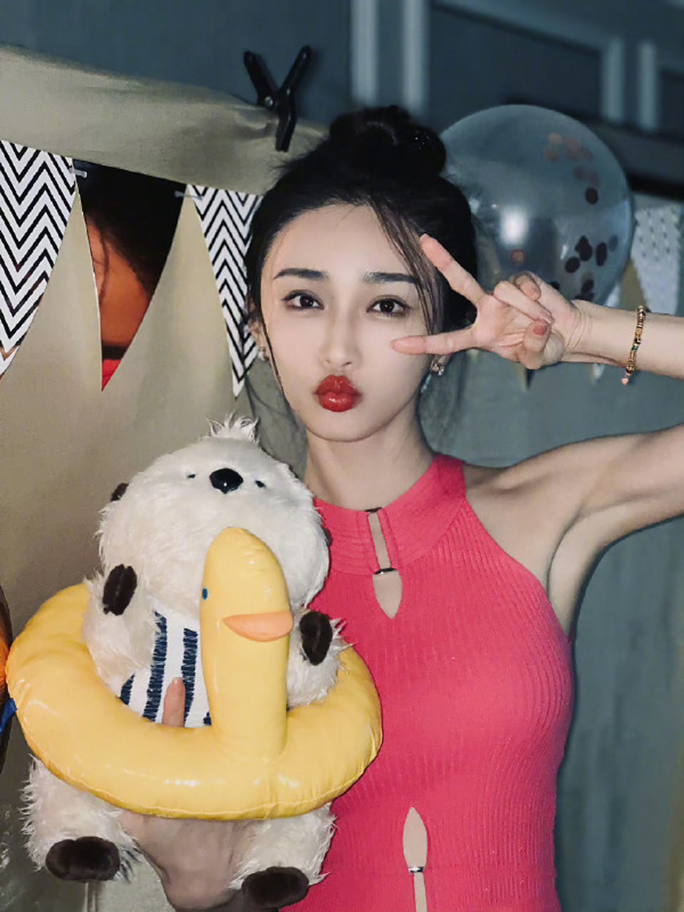 陈冰薛之谦的新歌脏等了5年,近日歌手陈冰与薛之谦,共同创作的歌曲