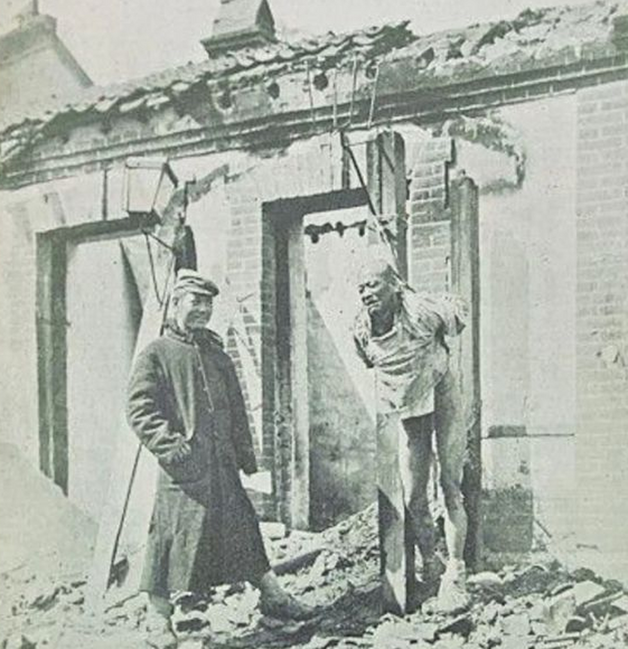 1904年,一名日寇戏弄中国人的画面,吊起来裤子脱精光哈哈大笑 照片中