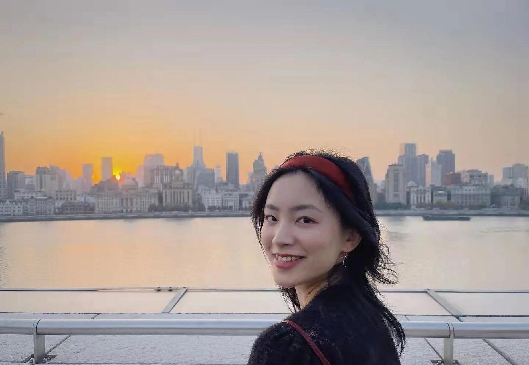 gif创作人# 琵琶女孩儿施冰岚在小红书上发了两张自拍照片,连是谁都