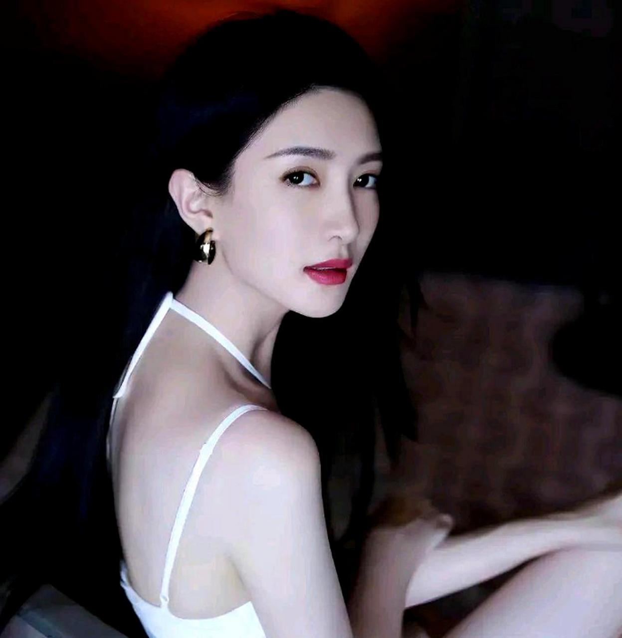 江疏影以白色吊带短裙高清写真照,将清纯与性感完美融合.