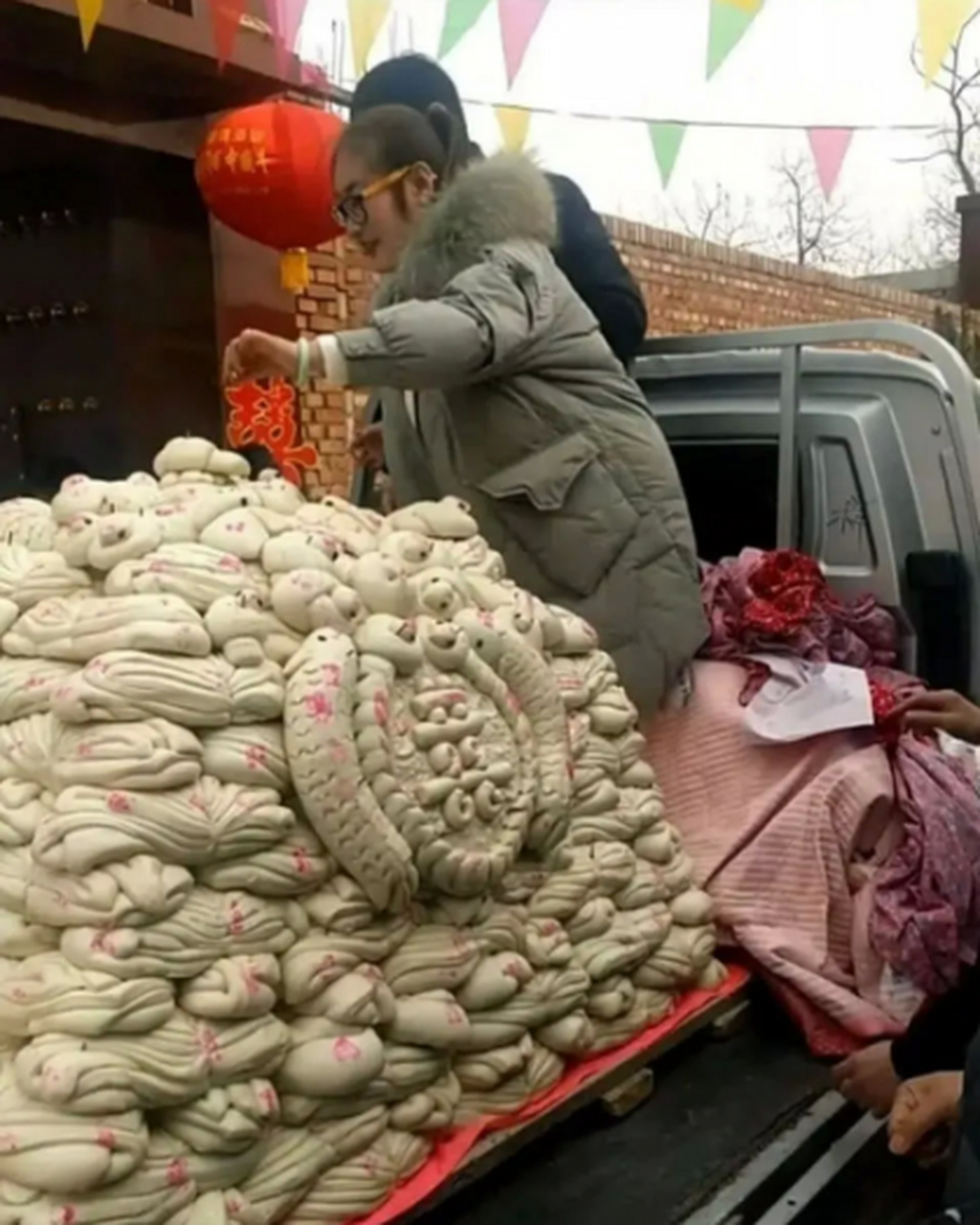 山东某婚礼上的女方嫁妆:一车八百八十斤的馒头