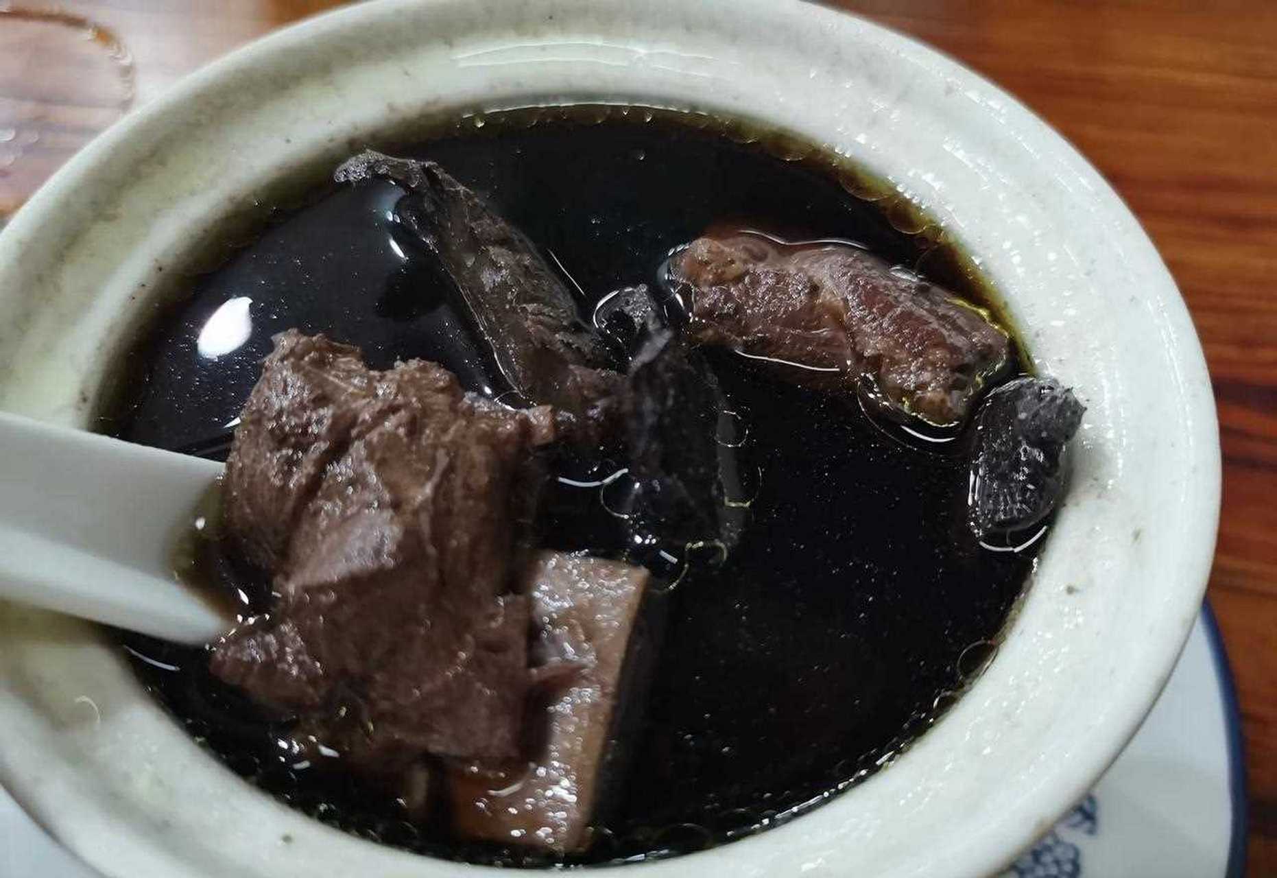 这个生地龙骨汤好黑,很好喝![疑问] 怎么做的呢?有人解答下吗?