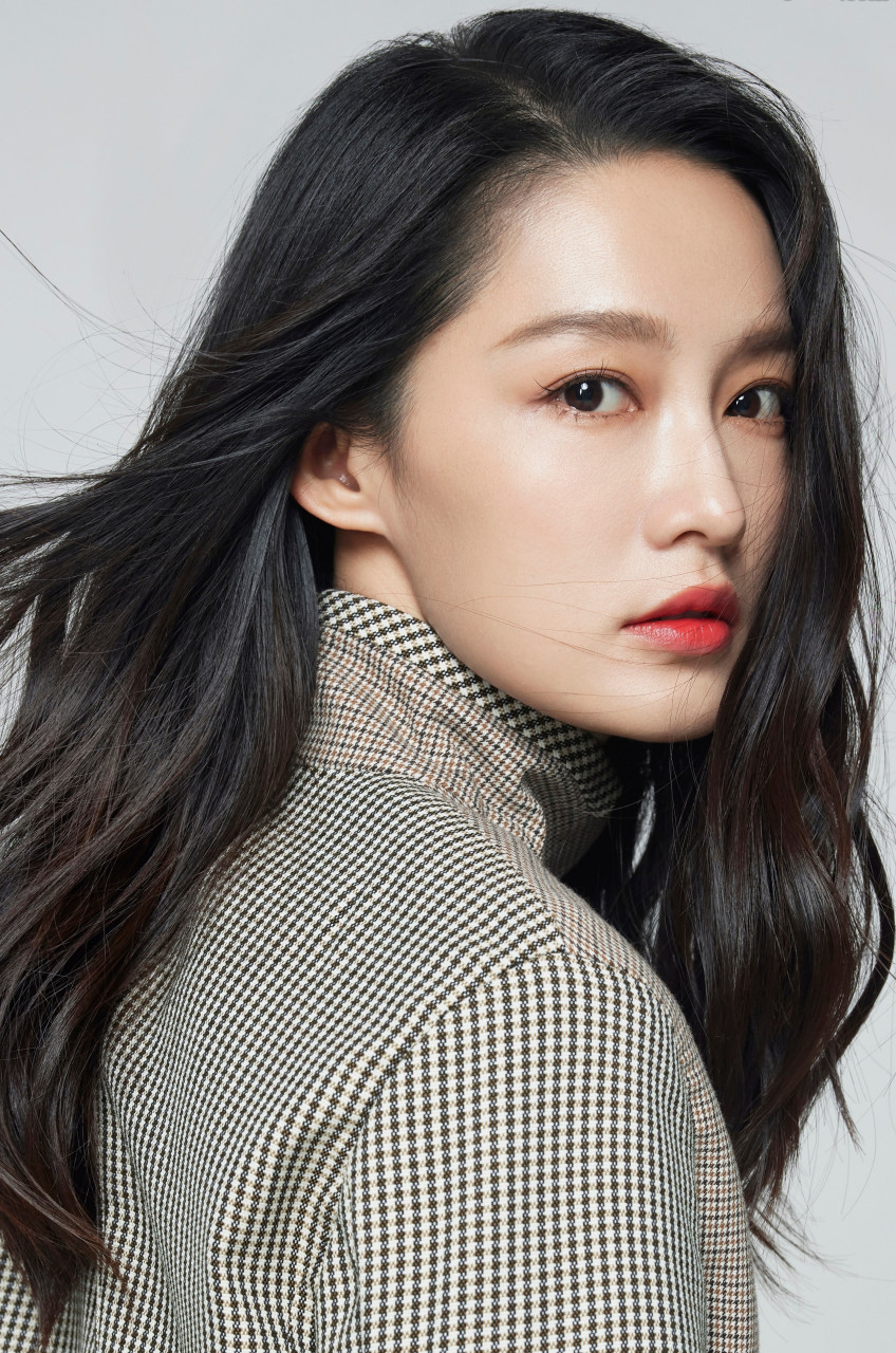 李沁 高清大片 波浪头发和长腿加持 完美 [鲜花]