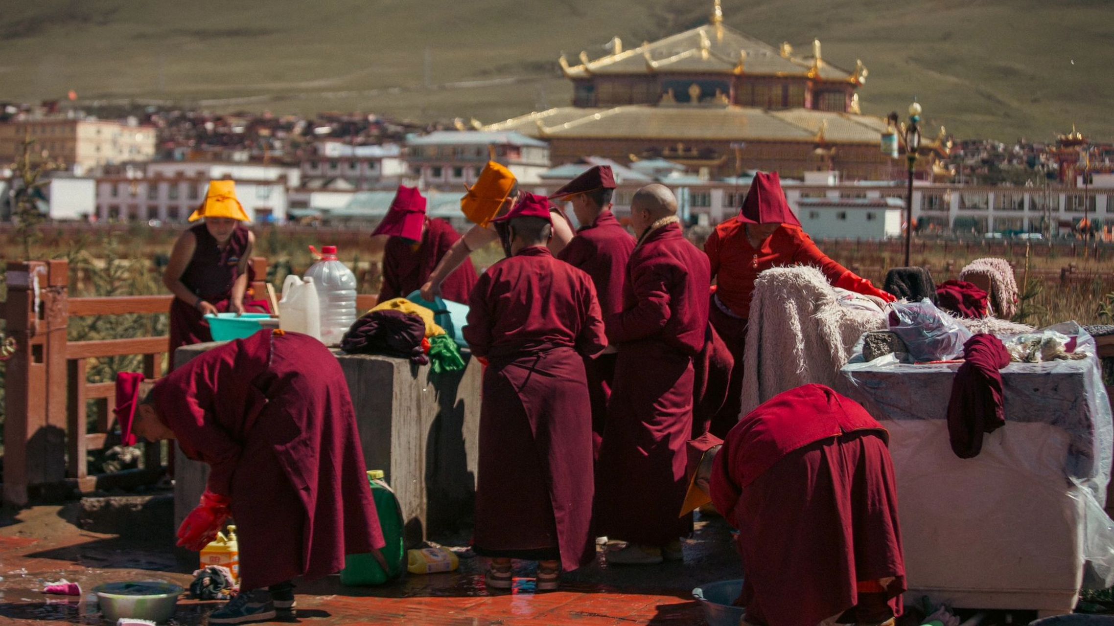 亚青寺被誉为中国最大的尼姑庵,位于四川甘孜州白玉县昌台区,也被称为