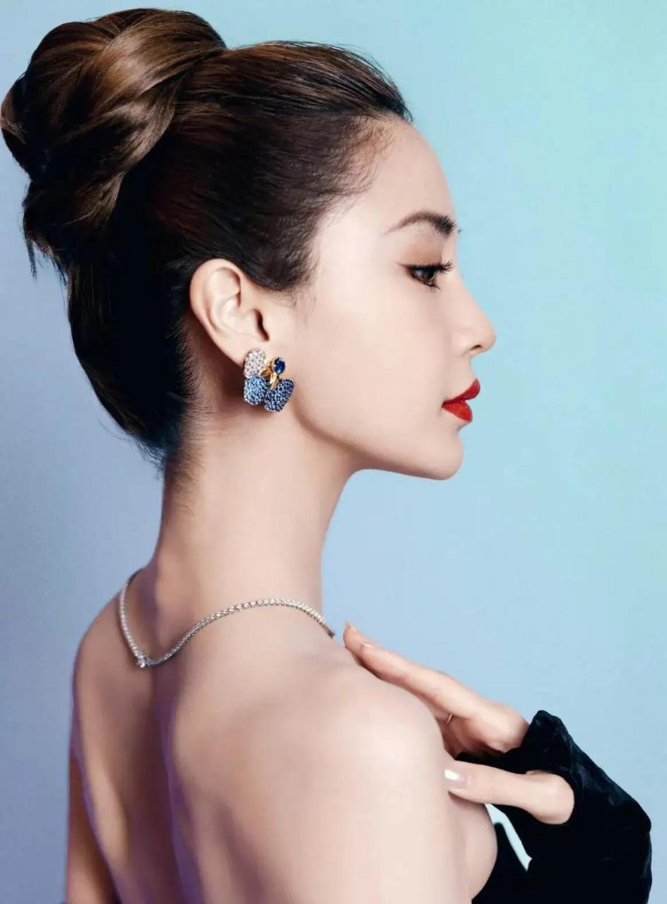 杨颖黑色丝绒抹胸星空裙,这个复古造型也太美了吧!