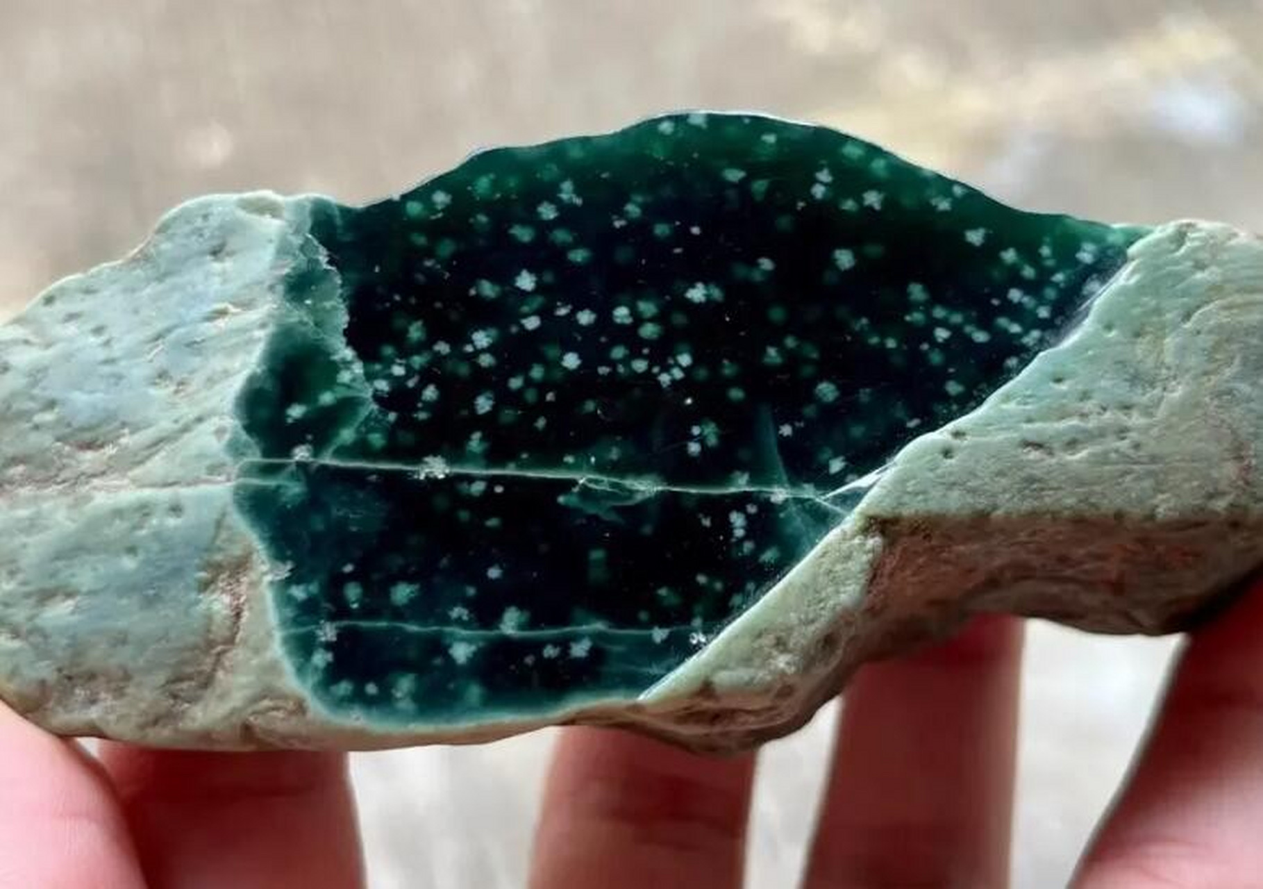 翡翠原石##点击头像看直播# 南齐水泥皮蓝水雪花棉大牌料,重295克