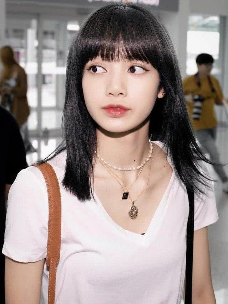 又被"甜豆"lisa萌到了!黑色直发造型太可爱,减龄俏皮还显脸小