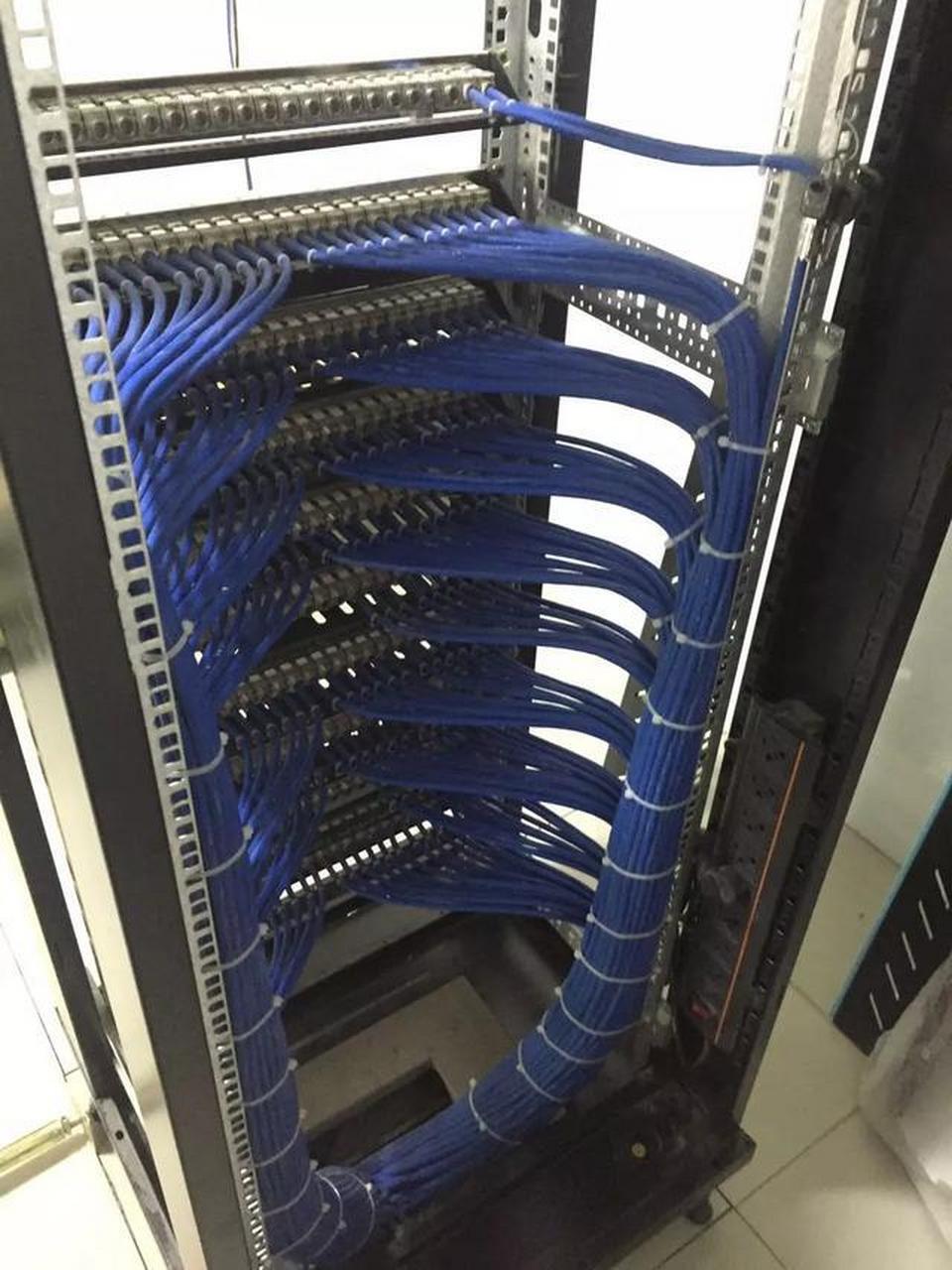 机柜布线要求主要包括以下几个方面: