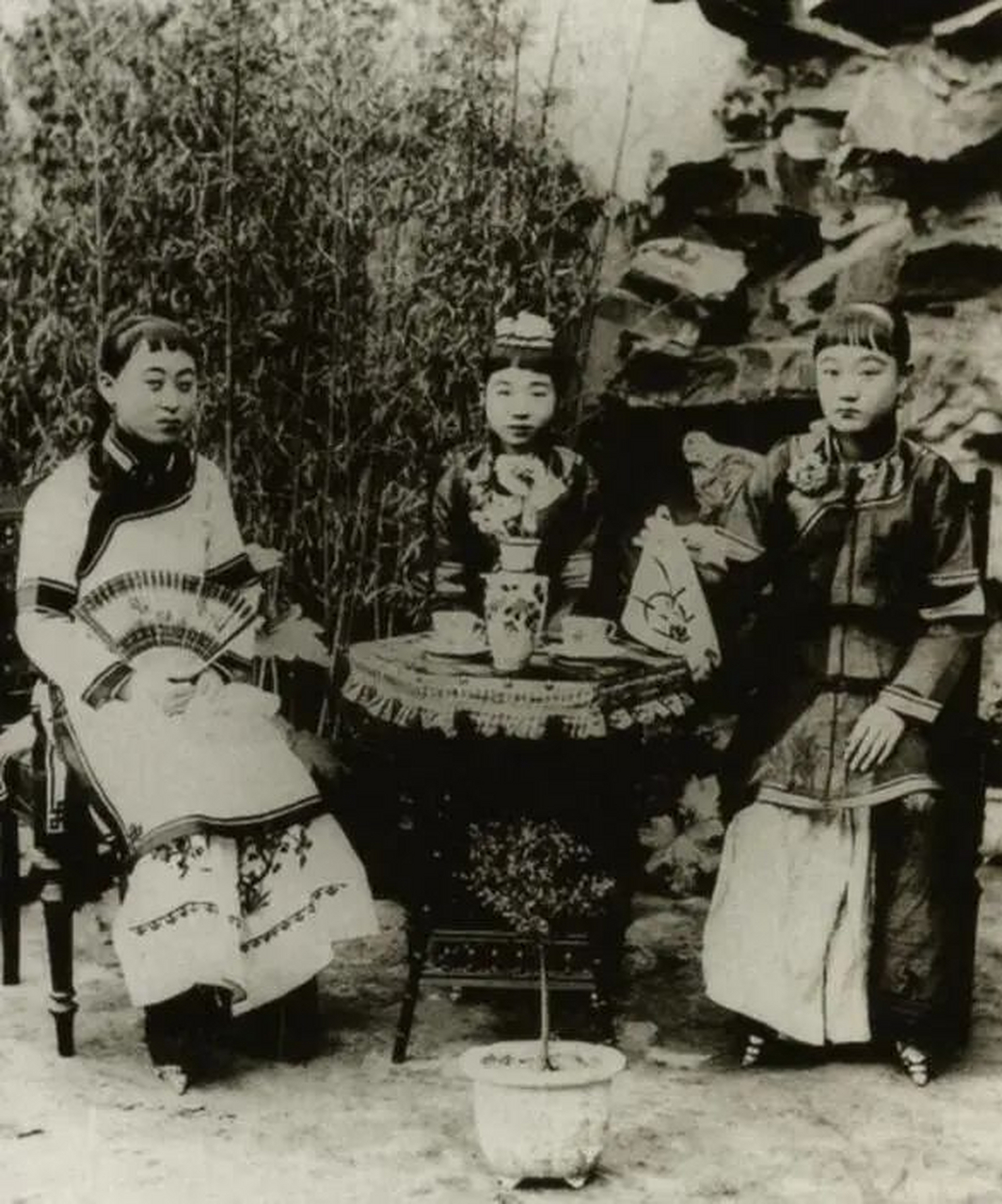 晚清大户人家的妻妾和孩子.