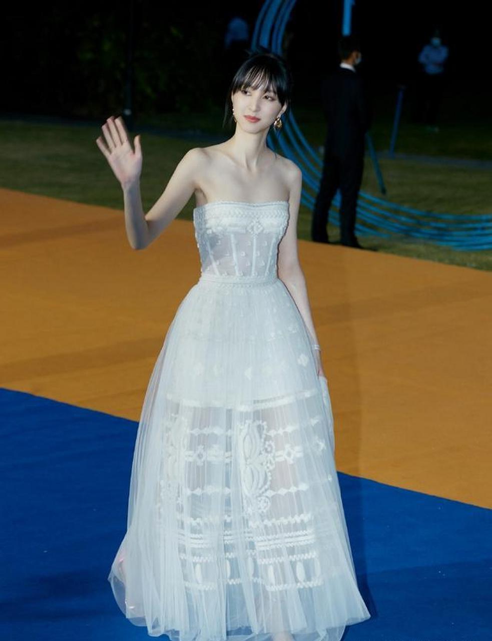 王悦伊 性感抹胸裙写真